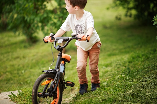 少年は路上で自転車に乗っています