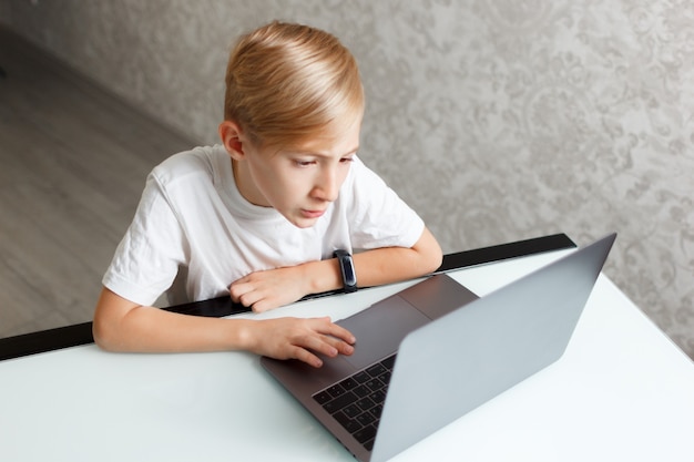 Foto il ragazzo sta lavorando al computer