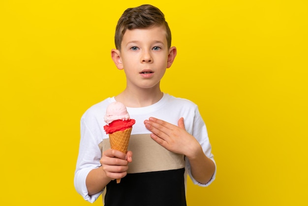 孤立した背景の上の少年