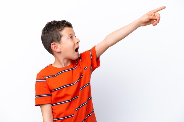 孤立した背景の上の少年