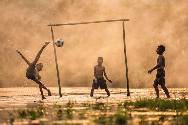 サッカーボールを蹴る少年