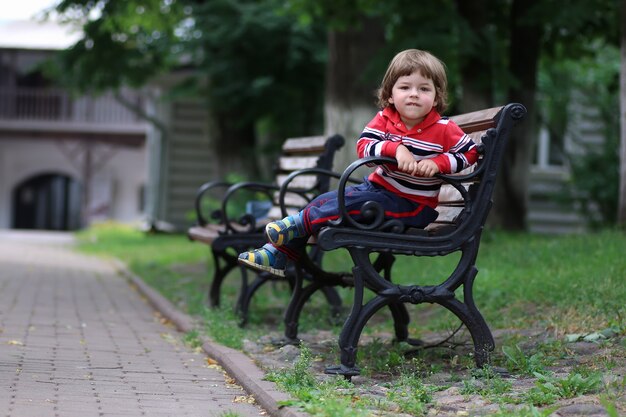 Мальчик ребенок скамейка в одиночку