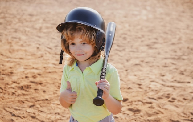 Мальчик позирует с бейсбольной битой Портрет ребенка, играющего в бейсбол