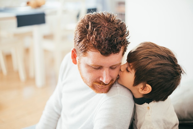 Photo boy kissing dad on cheek