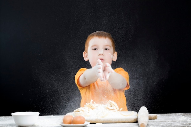 Ragazzo in cucina