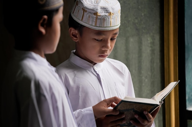 少年は、モスクの中からコーランを読み、次世代のIslamx9xAの概念を学ぶことを学びました。