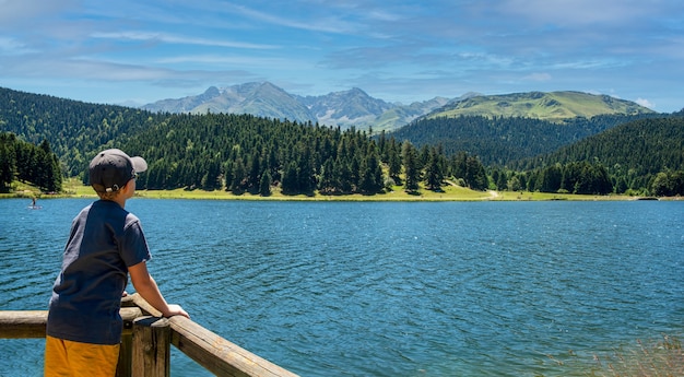 写真 フランスのピレネー山脈でパヨル湖を探している少年