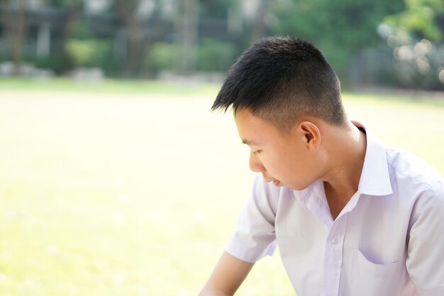 写真 少年がフィールドを眺めている