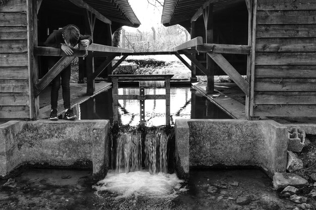 Foto ragazzo che guarda l'acqua che scorre