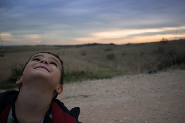 Foto ragazzo che guarda il cielo