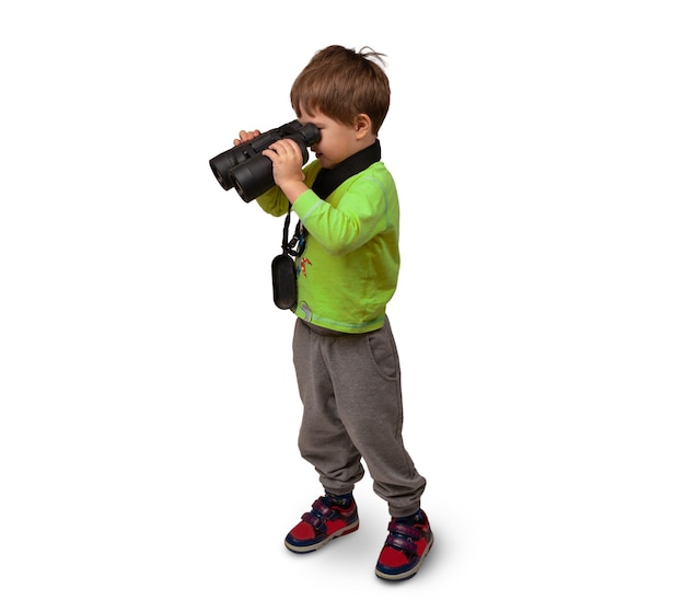 소년은 쌍안경을 통해 보인다. 스튜디오에서 사진입니다. 텍스트를 위한 공간