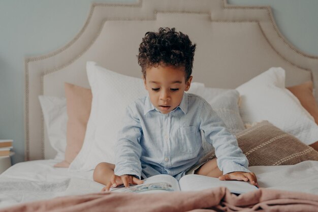 Photo boy lying on bed at home