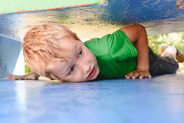 写真 横たわっている少年