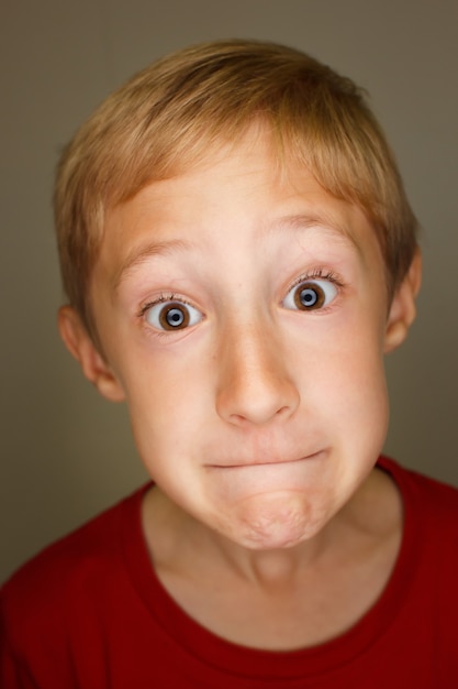 Foto il ragazzo fa facce buffe