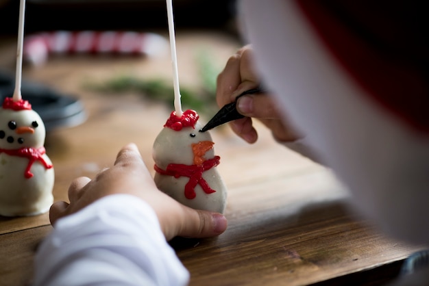 Photo boy making snowman popcakes