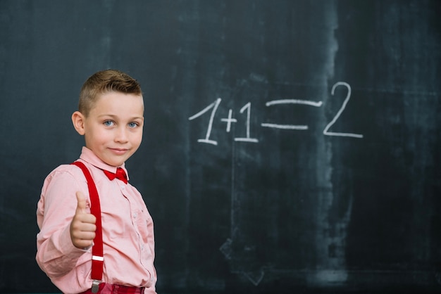 Ragazzo alla lezione di matematica che indica il pollice in su