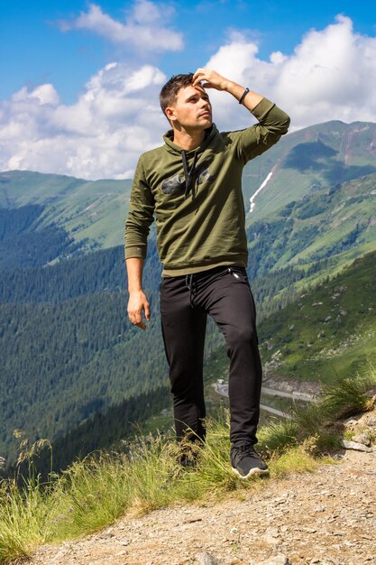 Foto ragazzo in montagna transfagarasan montagne verdi