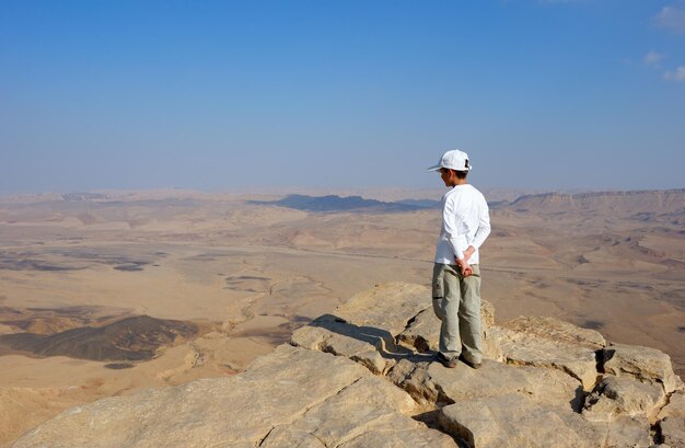 Photo a boy near the cliff