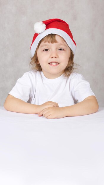 사진 산타 모자를 입은 3살 소년