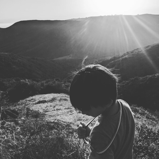 写真 空に逆らった山の少年