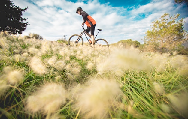 写真 マウンテンバイクの牧草地をペダリングの少年