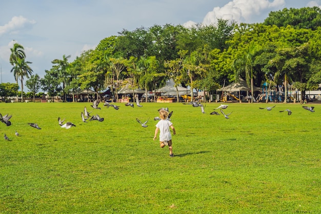 Boy on Padang Kota Lama 또는 간단히 The Padang은 조지 타운의 시민 지구에서 영국 식민지가 만든 퍼레이드 장소이자 운동장입니다.