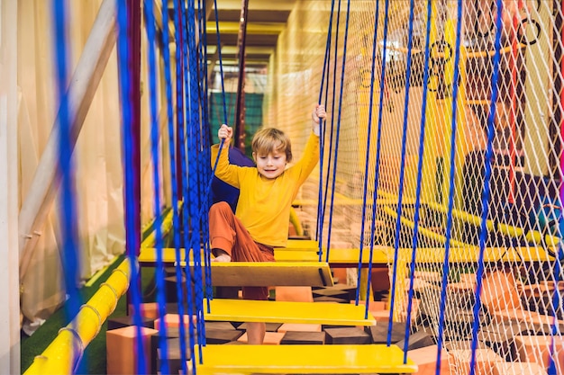 Il ragazzo supera la corsa ad ostacoli nel circolo sportivo