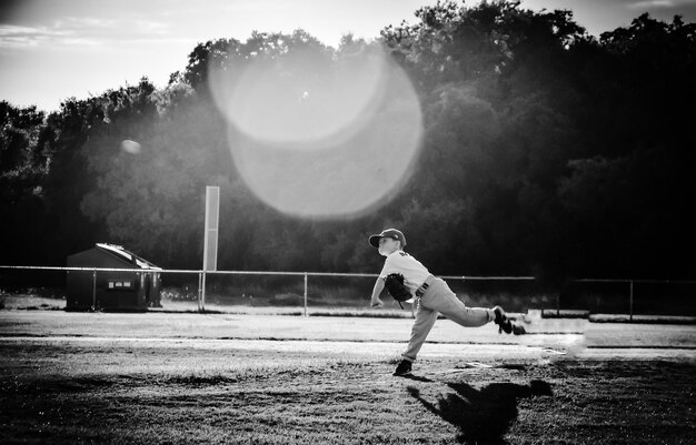 Photo boy playing baseball on field