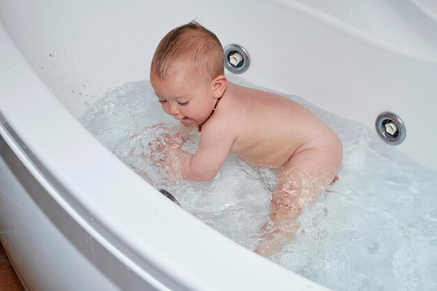 Photo boy playing in bathtub