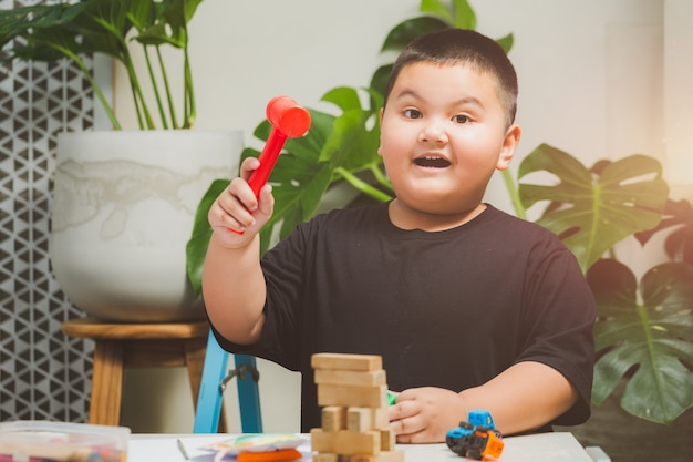 モンステラと一緒に家で遊ぶ少年