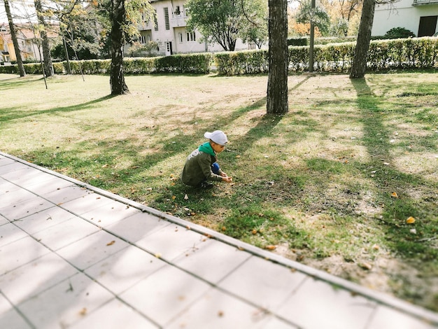 Photo boy playing at park