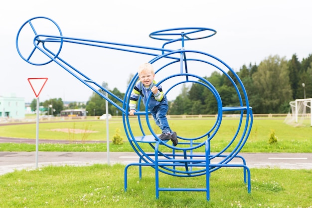 Foto ragazzo che gioca nel parco giochi