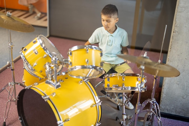 Photo boy playing on a real drums