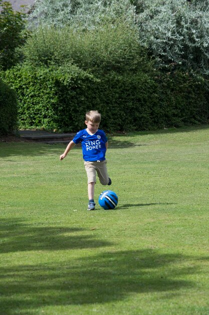 公園でサッカーをしている少年