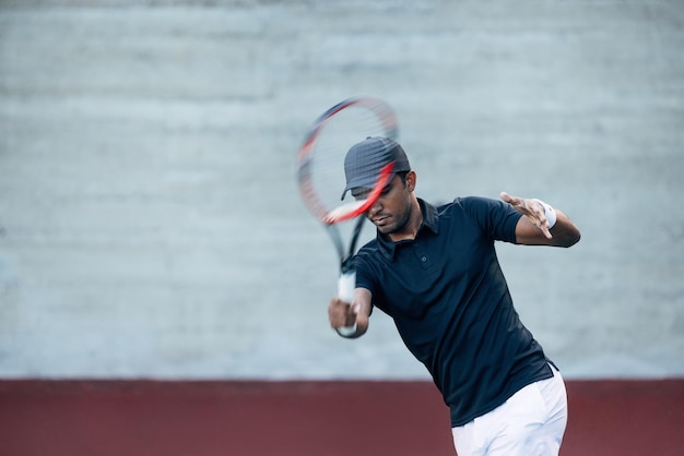 Photo boy playing tennis