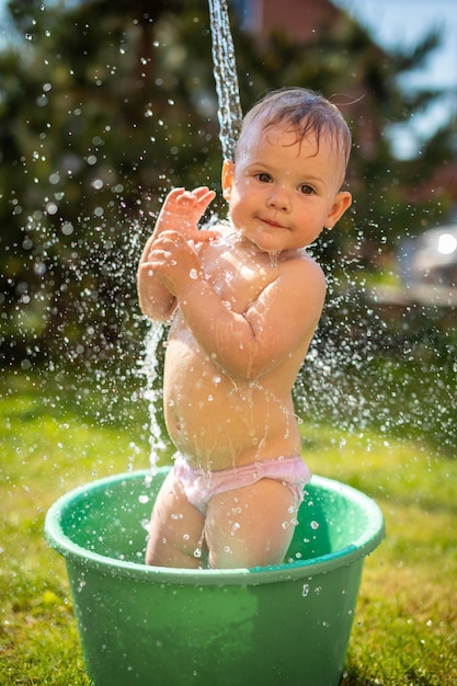 Photo boy playing in water