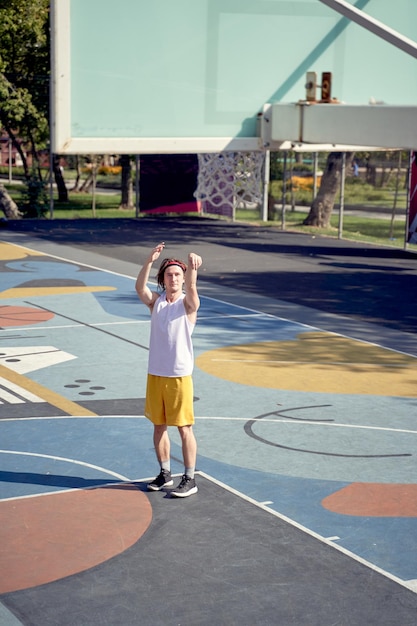 バックグラウンドでボールをしている少年
