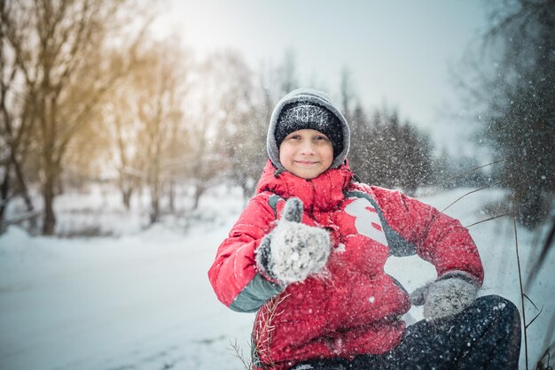 雪で遊ぶ少年