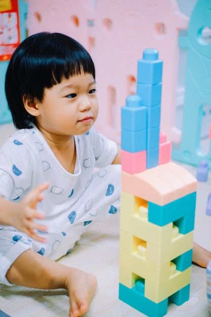おもちゃのブロックで遊ぶ少年