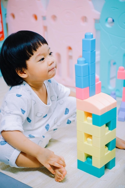 おもちゃのブロックで遊ぶ少年