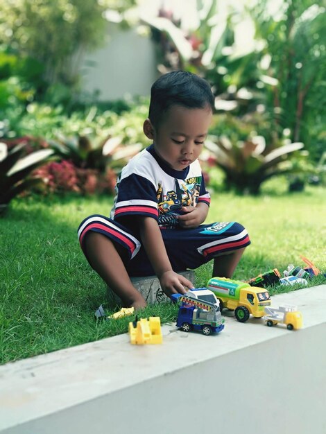 おもちゃの車で遊ぶ少年