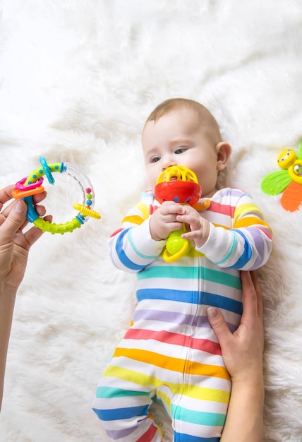 Photo boy playing with toy