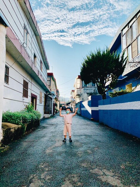 Photo a boy posing on street