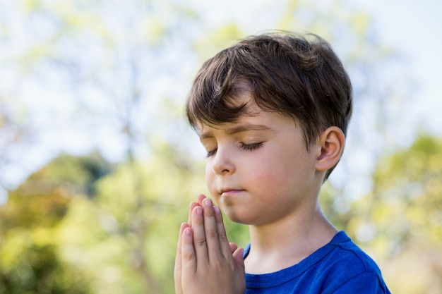 目を閉じて祈る少年