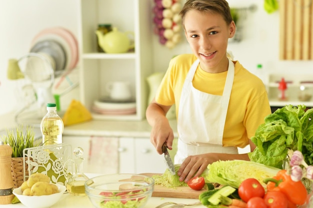 食べる準備をする男の子