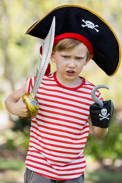 Foto ragazzo che finge di essere un pirata