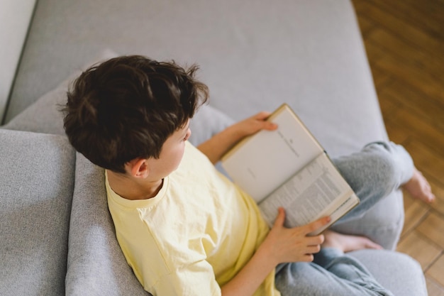 興味深い本を読んでいる少年