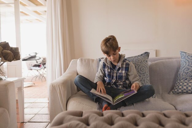 リビングで物語の本を読んでいる少年