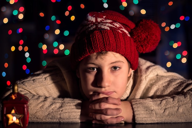 クリスマスを見越して赤い帽子をかぶった少年