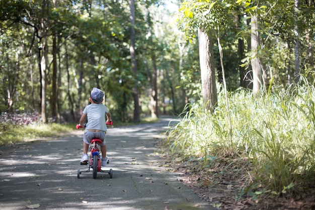 男の子が乗る